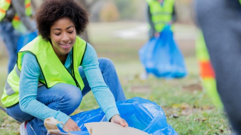 Volunteers pick up trash